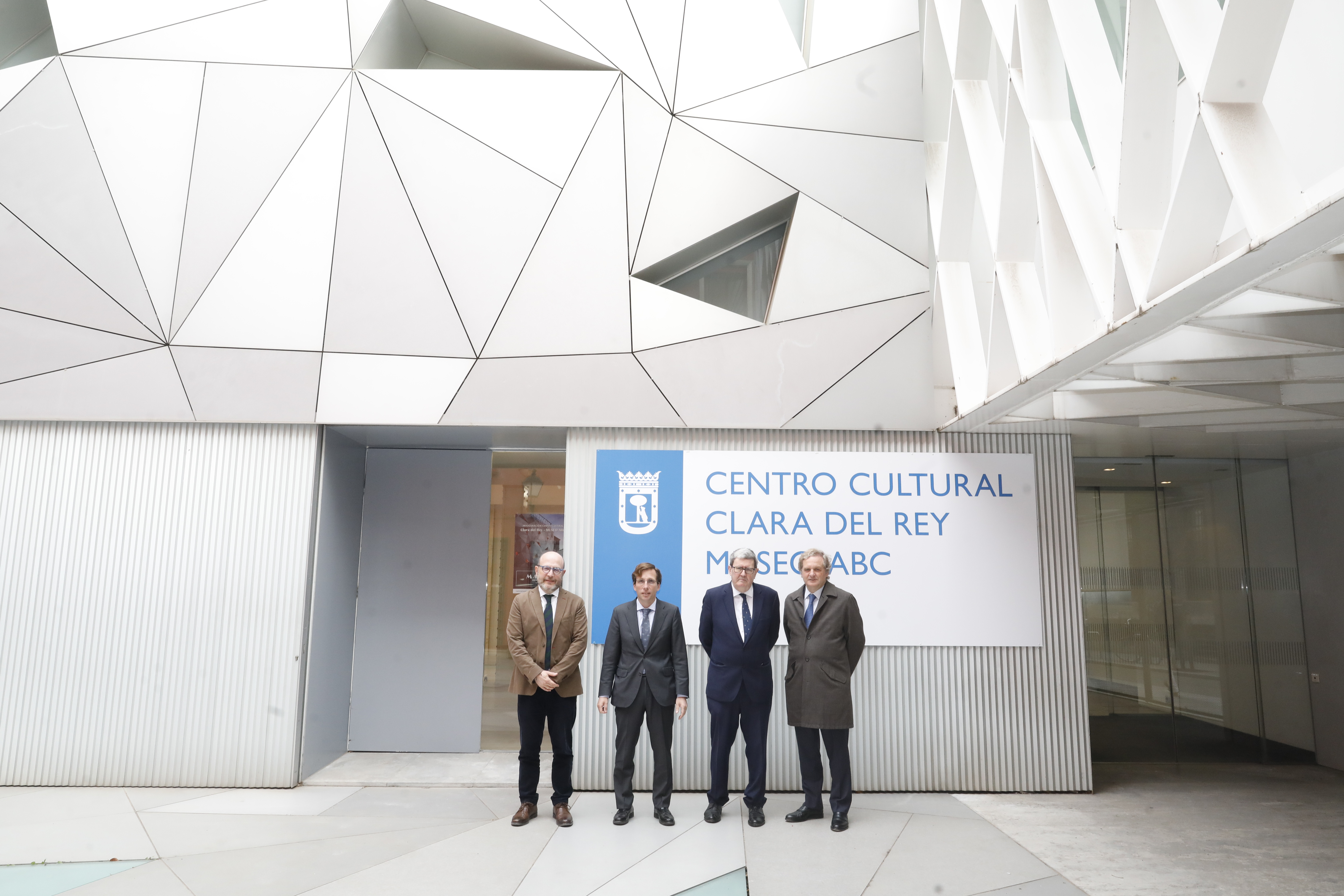 Almeida junto a otros asistentes a la inauguración de esta nuevo espacio cultural municipal, el Centro Cultural Clara del Rey Museo ABC